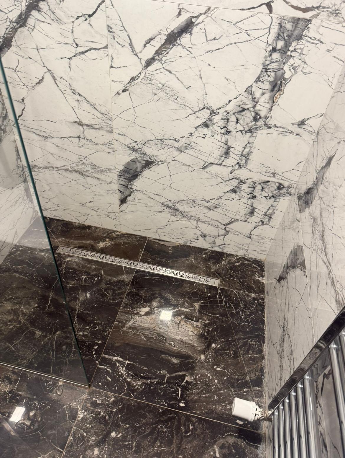 Duș cu marmură și rigolă inox